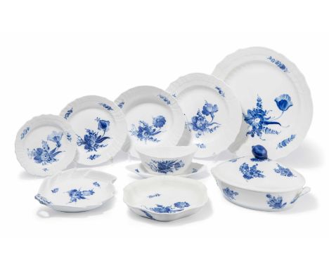 Royal Copenhagen, Tafelservice "Blaue Blume"20.Jh. Porzellan, unterglasurblaue Blumenmalerei. Osier. Bestand: 18 Fleischtelle