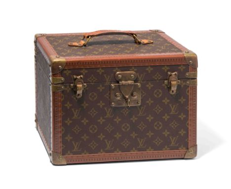 Louis Vuitton, Beauty case "Boîte pharmacie"Aus Monogram Canvas. Metallbeschläge. Tragegriff. Schnappverschluss mit zwei Schl