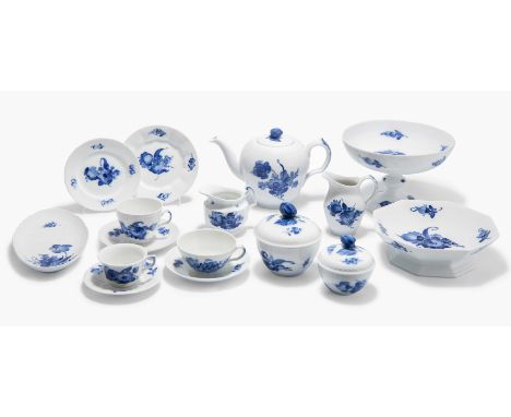 Royal Copenhagen, Tee-/Kaffeeservice "Blaue Blume"20.Jh. Porzellan, unterglasurblaue Blumenmalerei. Osier. Bestand: 1 Teekann