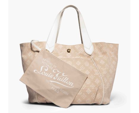 Louis Vuitton, Strandtasche "Ipanema"2008. Aus beigem Canvas mit Monogram-Dekor. Zwei Tragegriffe aus weissem Leder. Goldfarb