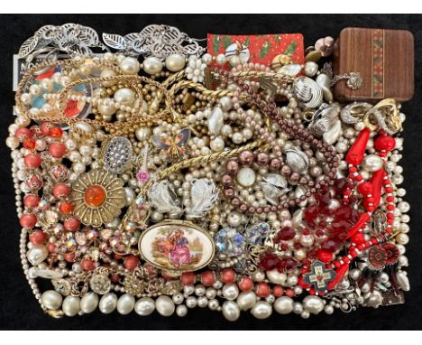 Collection of Quality Vintage Costume Jewellery, comprising bangles, bracelets, chains, brooches, pendants, beads etc.