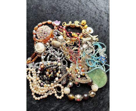 Collection of Vintage Costume Jewellery, comprising bracelets, bangles, brooches, pendants, chains, beads, gilt jewellery etc