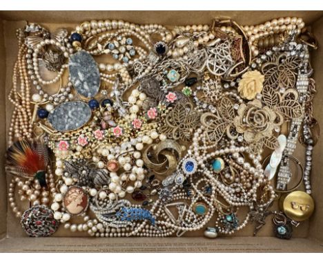 Collection of Quality Vintage Costume Jewellery, comprising bangles, bracelets, chains, brooches, pendants, beads etc.