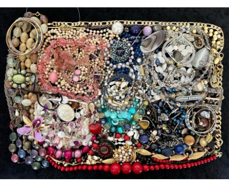 Collection of Quality Vintage Costume Jewellery, comprising bangles, bracelets, chains, collars, brooches, pendants, beads, p