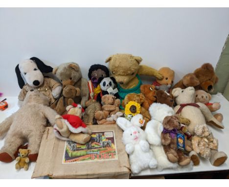 A collection of mostly teddy bears to include a Snoopy example, a Russ example, a miniature Steiff with button and others alo