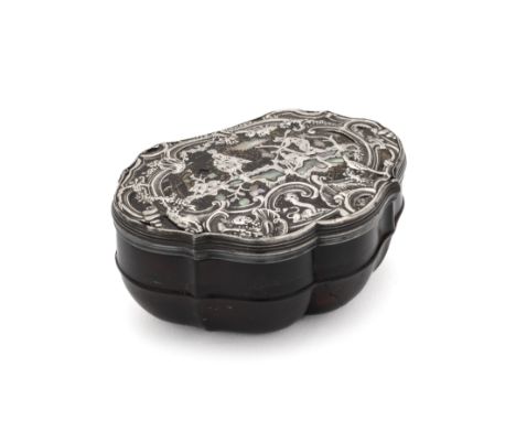 ˜A SILVER-MOUNTED TORTOISESHELL SNUFF BOX, PROBABLY ENGLISH, CIRCA 1740 cartouche shaped, the lid with reeded silver rim moun