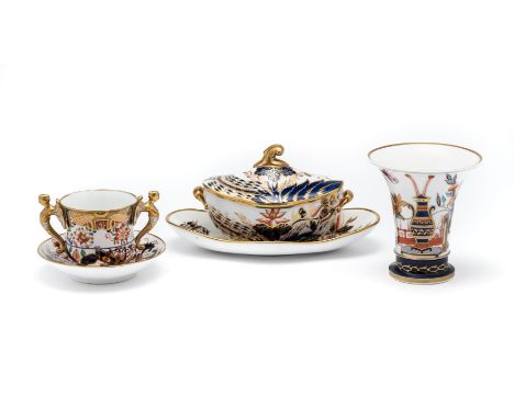 A GROUP OF SPODE PORCELAINS, CIRCA 1815 all painted in Imari styles and with red painted numbers and Spode, comprising: a '22