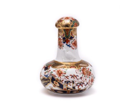 A SPODE 'LIZARD' SCENT BOTTLE AND STOPPER, CIRCA 1815 with the white bird crest to the neck, painted in Imari style with '967