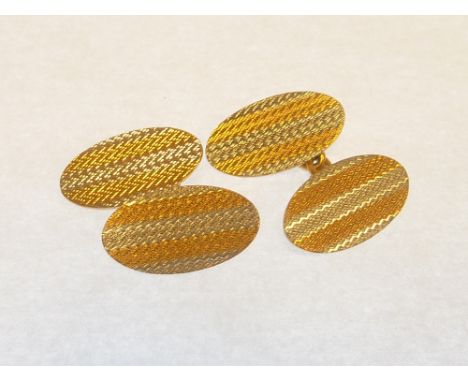 Pair of gold and platinum cuff links with engine turned stripes '18ct Pt'. 8.5g. 