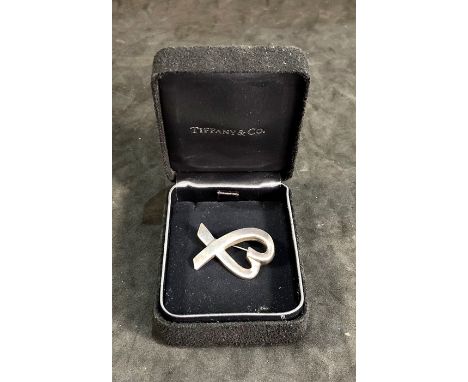 Original boxed Tiffany &amp; Co Silver Paloma Picasso Loving Heart Pin Brooch measures approx 35mm by 24mm 