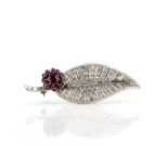 Diamant-Rubinbrosche in Blattform