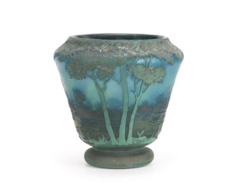 Daum Nancy Fußvase 'Paysage lacustre'Daum Frères, Nancy, Anfang 20. Jh., Überfangglas, opalblau und -grün, blau und grün, grü