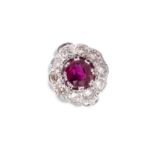 Entouragering mit Diamant- und Rubinbesatz