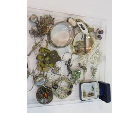 COSTUME JEWELLERY, a tray containing a silver hinged bangle, silver medallion assorted brooches, marcasite lizard brooch, thi