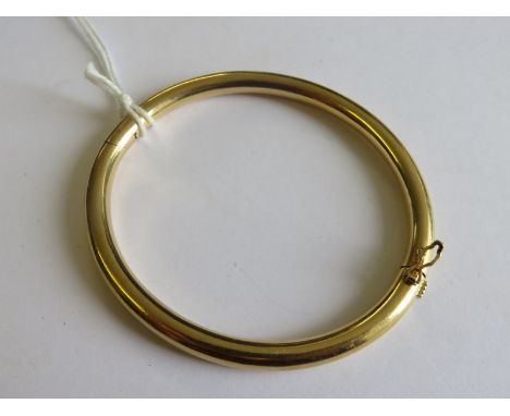 GOLD BANGLE, plain hinged gold bangle, approx 13.8 grams