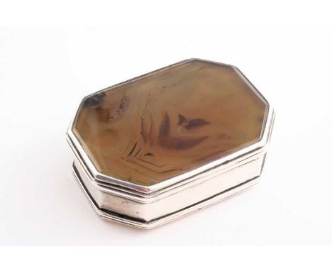 A GEORGE I / II SNUFF BOX of octagonal form with reeded bordes, a mounted hardstone cover & base and a "stand-away" hinge, un