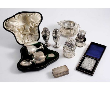 A MIXED LOT: A tea strainer on stand, four napkin rings, a pair of Victorian pepperettes, a George III small snuff box, an en