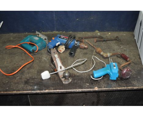 A TRAY CONTAINING HAND AND POWER TOOLS including a Stanley No.3 plane, a hand brace, a G Clamp, a Bosch CSB400-2 drill, a Bla
