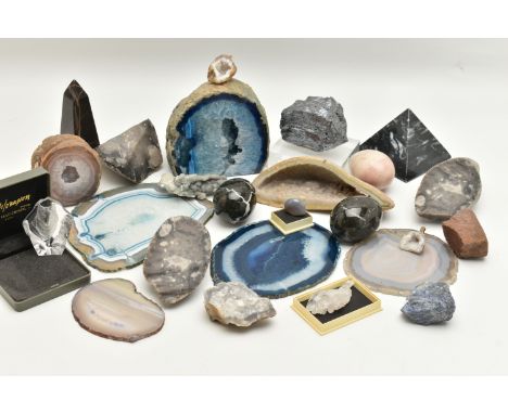 A BOX OF ASSORTED GEMSTONE SPECIMENS, to include banded agate slices, dyed blue agate geode, a quartz geode, a drusy quartz g