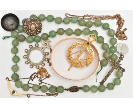 A SMALL ASSORTMENT OF JEWELLERY, to include a yellow metal hinged bangle, etched with acanthus detail, approximate bangle wid
