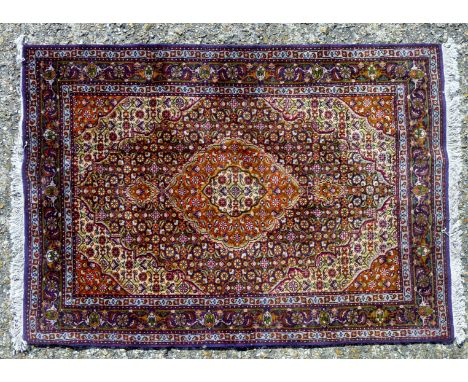 A fine Persian hand-made Tabriz rug. 145 x 103 cm.