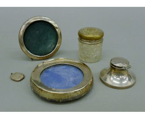 Two small silver frames, a silver inkwell, etc. The inkwell 3.5 cm high.