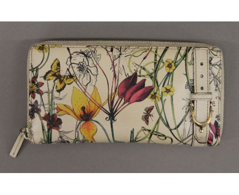 A boxed Gucci floral zip-around ladies' wallet. 19 cm x 9.5 cm x 3.5 cm.