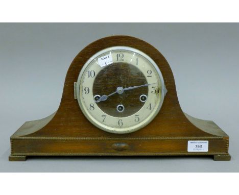 An oak mantle clock. 41 cm wide.