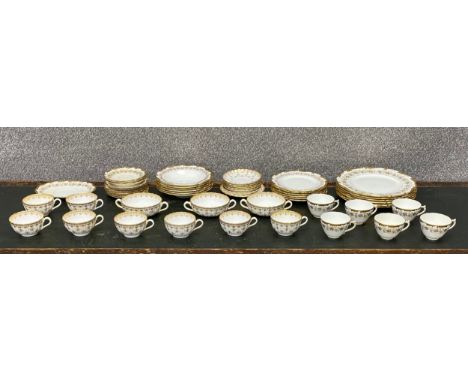 A matched bone china Spode and Coalport tea service. Six dinner plates etc. Dia.27cm (largest)