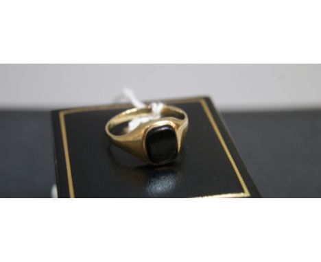 Gents 9 ct gold and onyx ring 
