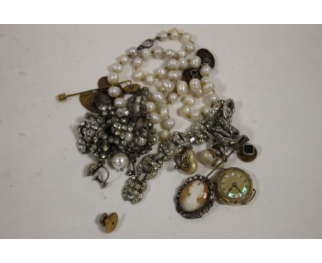 A QUANTITY OF VINTAGE AND ANTIQUE JEWELLERY 