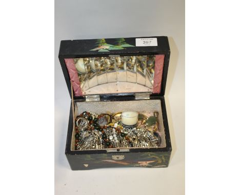 A VINTAGE ORIENTAL JEWELLERY BOX CONTAINING COSTUME JEWELLERY 