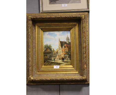 AN UNSIGNED VINTAGE OIL ON BOARD DEPICTING FIGURES IN A STREET SCENE IN DEEP GILT FRAME  