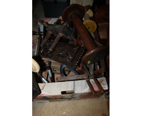 A TRAY OF ASSORTED TREEN TO INCLUDE VINTAGE TOOLS, FIGURES ETC