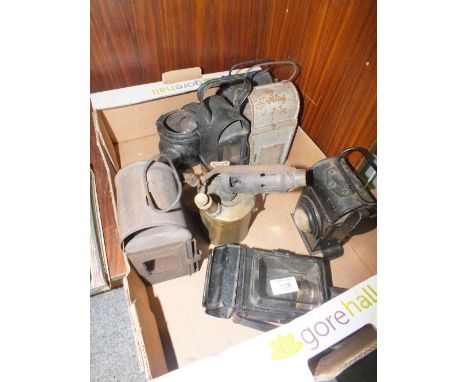A COLLECTION OF VINTAGE LAMPS TO INCLUDE RAILWAY LAMPS 