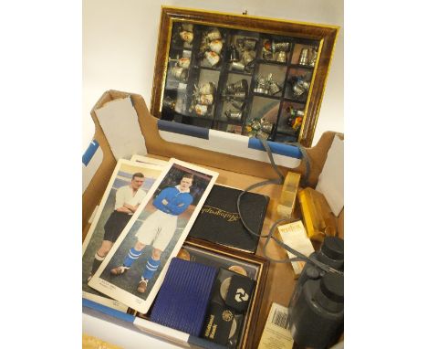 A VINTAGE CANON CAMERA TOGETHER WITH BOX OF COLLECTABLES TO INCLUDE THIMBLES 
