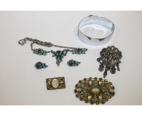 A SMALL QUANTITY OF VINTAGE JEWELLERY 
