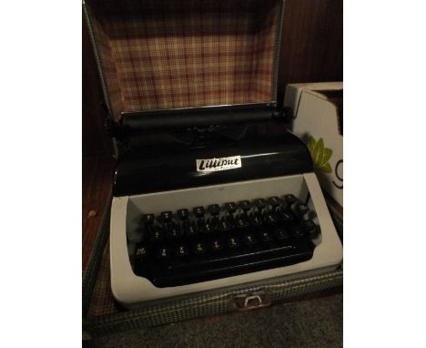 A CASED VINTAGE LILLIPUT TYPEWRITER 