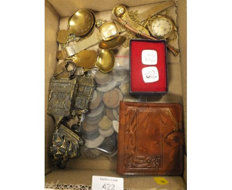 A BOX OF COLLECTABLES TO INCLUDE CADDY SPOONS, COINS ETC 
