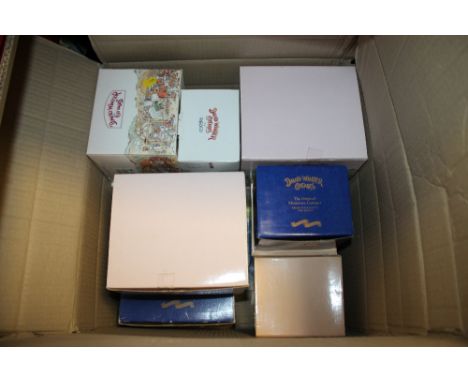 A LARGE QUANTITY OF VINTAGE BOXED DAVID WINTER COTTAGE FIGURES