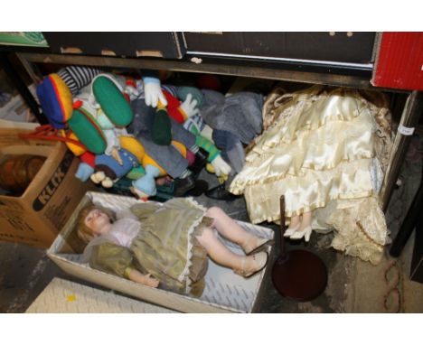 A LARGE QUANTITY OF VINTAGE AND MODERN DOLLS ETC. TO INCLUDE A BOXED ALBERON EXAMPLE  
