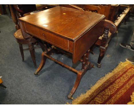 AN ANTIQUE MAHOGANY INLAID SMALL SOFA TABLE W 97 CM