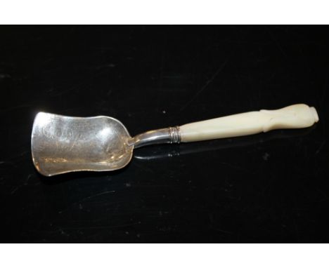 A VICTORIAN HALLMARKED SILVER MOTHER OF PEARL HANDLED CADDY SPOON