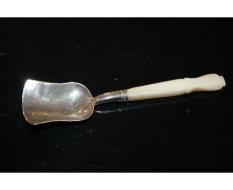 A VICTORIAN HALLMARKED SILVER MOTHER OF PEARL HANDLED CADDY SPOON