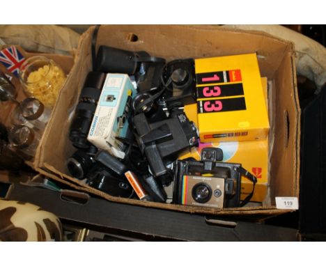 A TRAY OF ASSORTED VINTAGE CAMERAS AND ACCESSORIES 