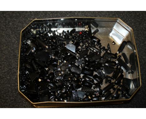 A QUANTITY OF VINTAGE JET STYLE BEADS ETC 