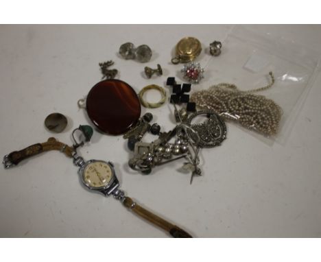 A QUANTITY OF ANTIQUE AND VINTAGE JEWELLERY TO INCLUDE BROOCHES, LOCKET, WATCH ETC. 