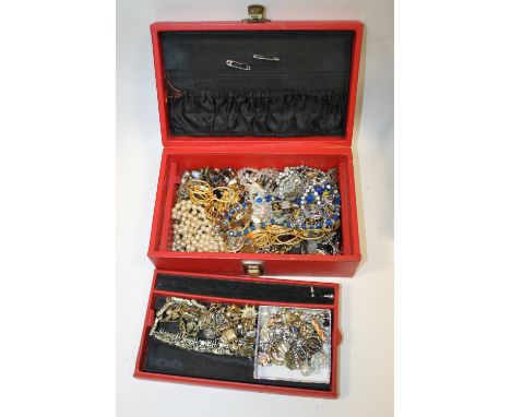 A VINTAGE JEWELLERY BOX AND CONTENTS 