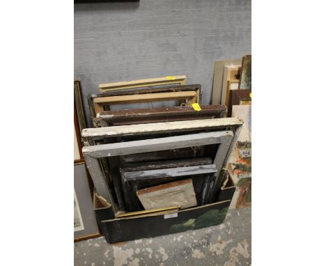 A TRAY OF SMALL VINTAGE AND ANTIQUE PICTURE FRAMES ETC. 