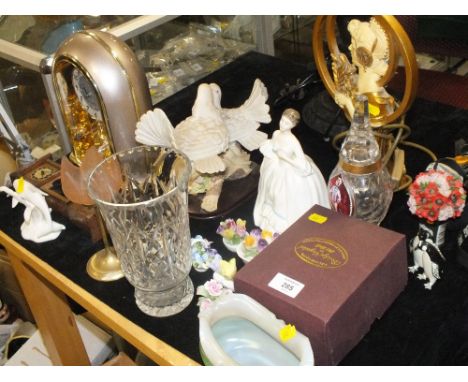 A QUANTITY OF ASSORTED CERAMIC AND GLASSWARE ETC TO INCLUDE ART NOUVEAU STYLE LAMP, ROYAL DOULTON FIGURE, CUT GLASS ETC 